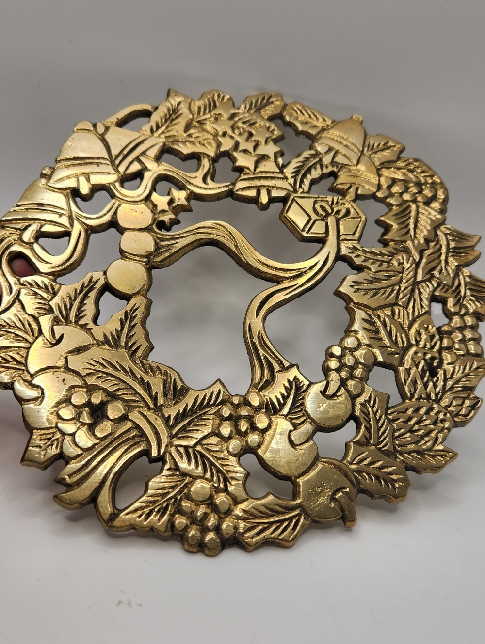 Vintage Solid Brass Christmas Wreath Trivet Hot Plate 6.5" Holiday Classic Decor